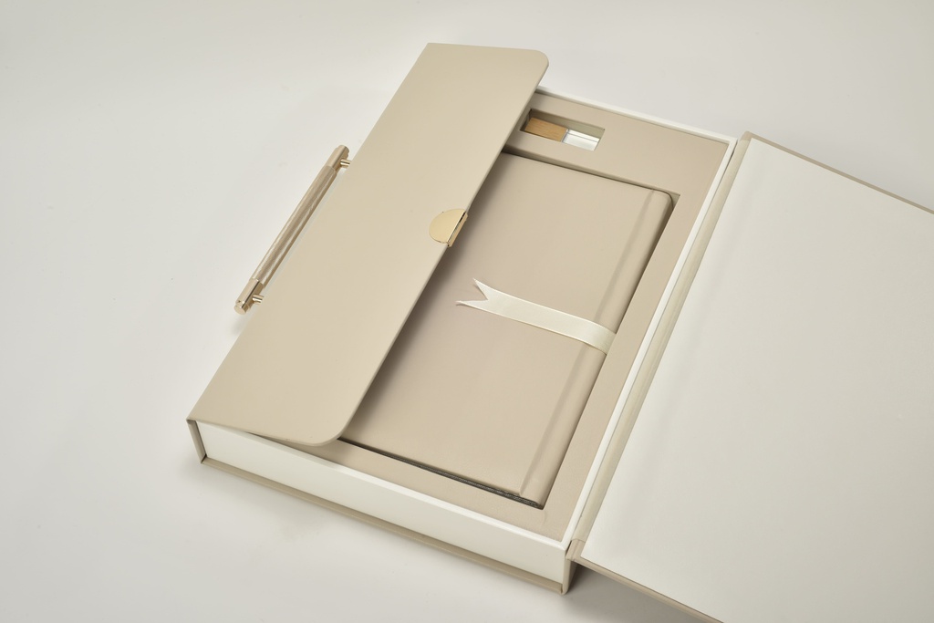 A4 BEIGE ALBUM WITH HANDLE